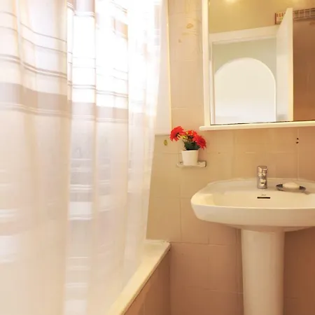 Tropicana Apartment *